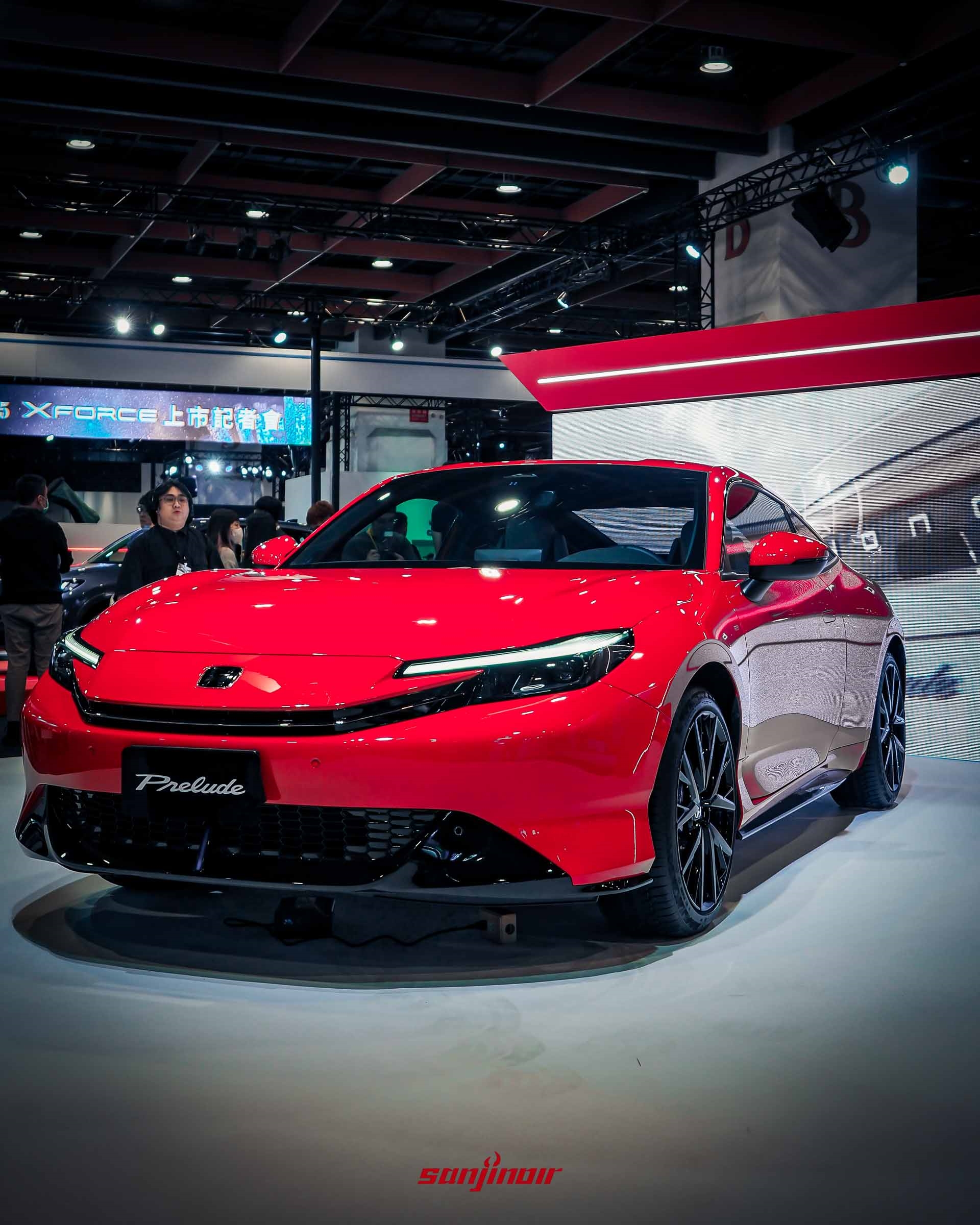 Prelude 的外觀造型流線，低扁車頭與 C 字型頭燈營造跑格。