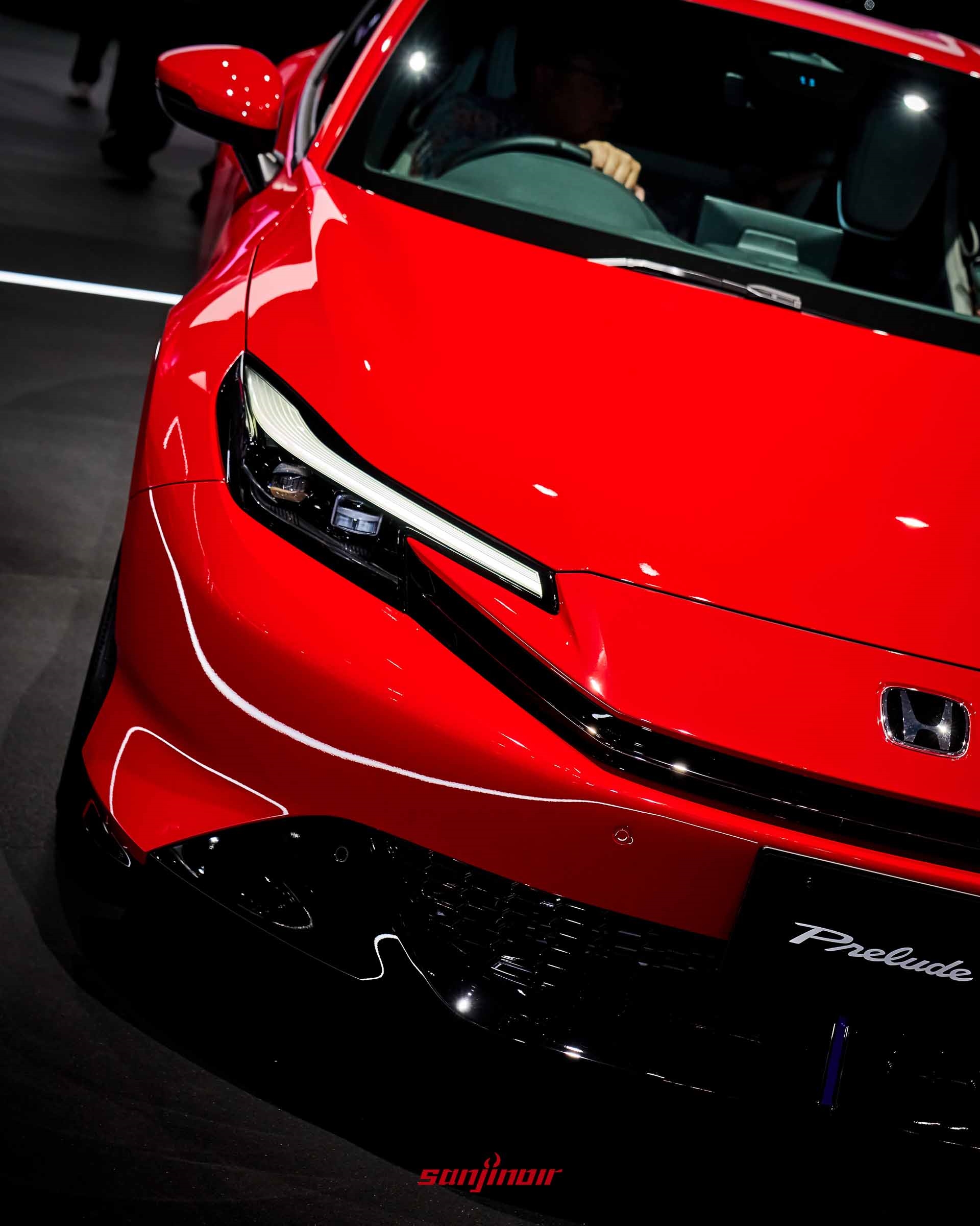 Prelude 車頭設計，其低扁線條與 C 字型日行燈是設計團隊努力成果。