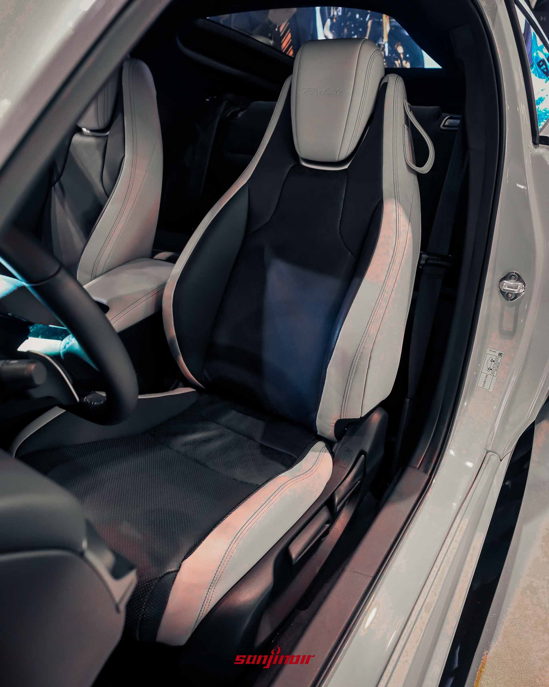 Prelude 座椅採用黑白雙色搭配，並以白色縫線點綴。