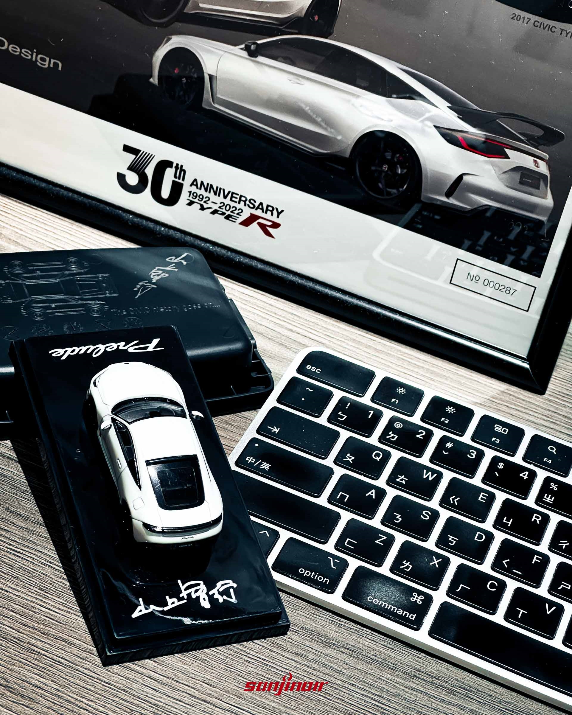 山上智行總工程師於HONDA Prelude模型及Civic 11 e:HEV扶手箱托盤上簽名。