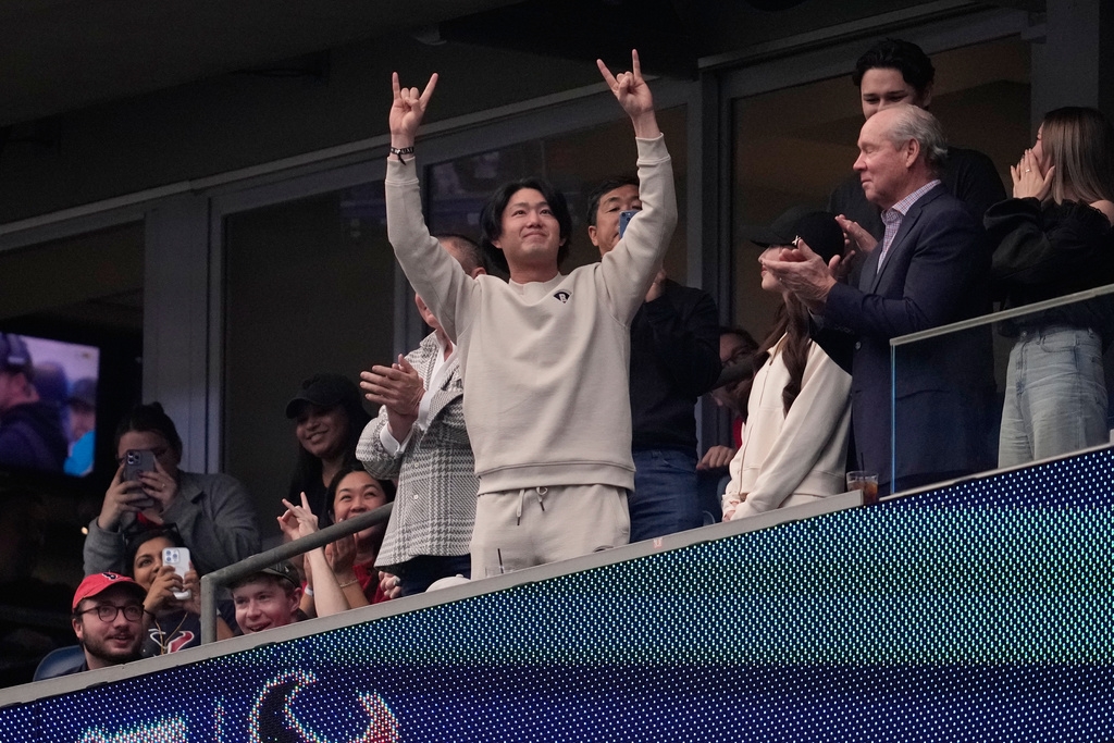 MLB(影)/今井達也還沒投球先圈粉!在NFL球場用「霸氣手勢」點燃休士頓熱情