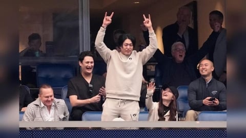 MLB(影)/今井達也還沒投球先圈粉!在NFL球場用「霸氣手勢」點燃休士頓熱情