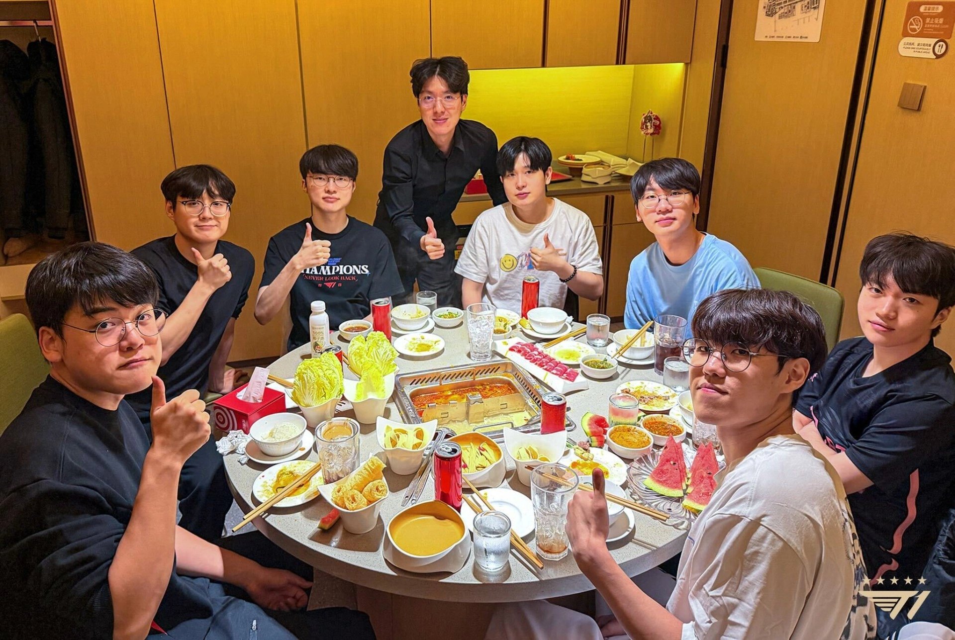 T1 戰隊時常以海底撈當作慶功宴(來源:T1_X)