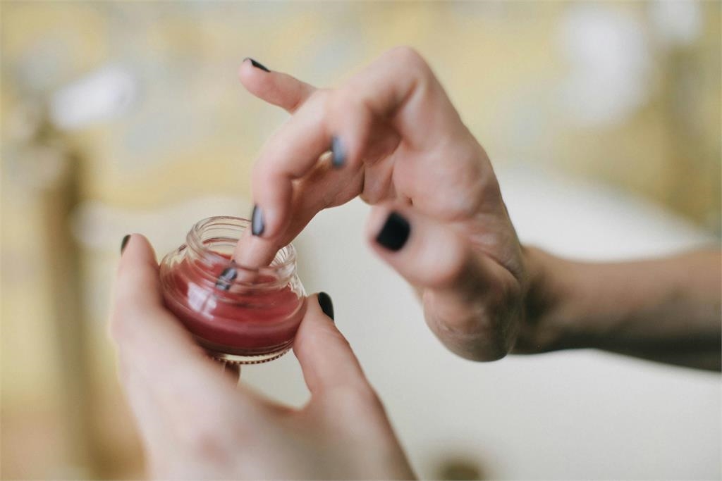 74歲婦「擦藥擦到洗腎」？醫點名外用藥「1成分」過量恐滲入腎臟！