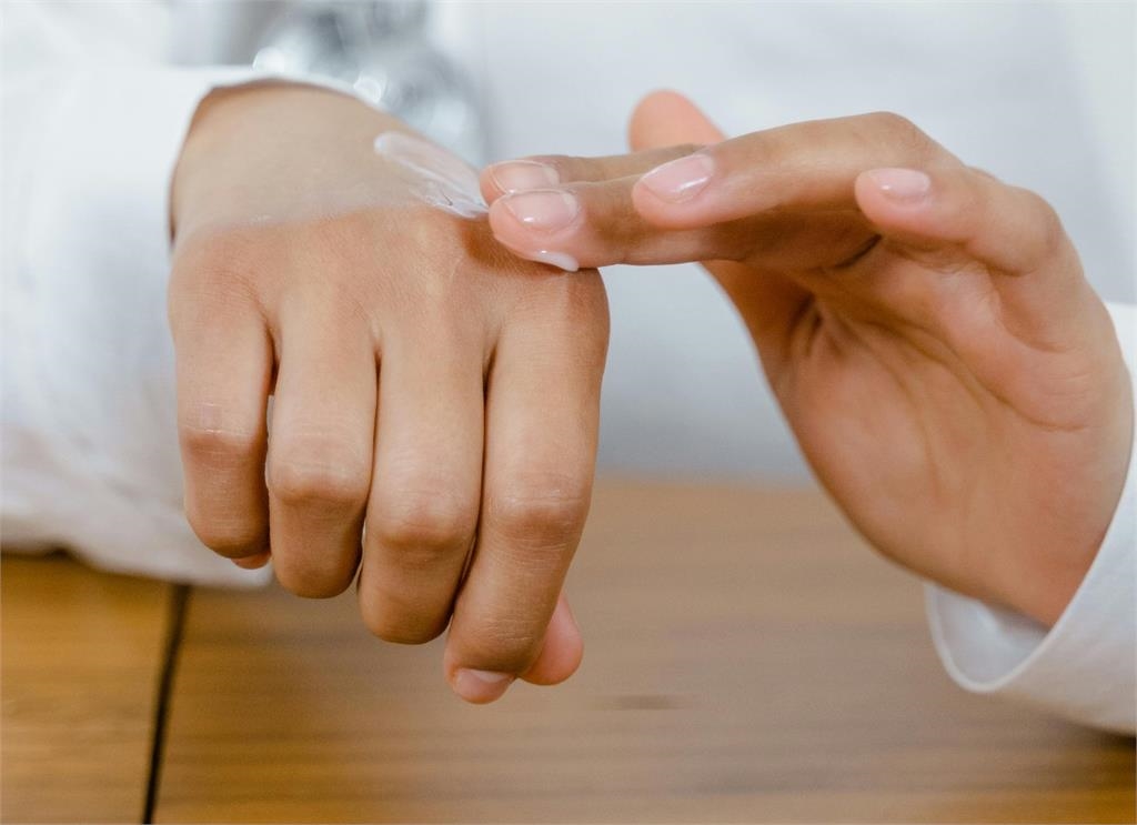 74歲婦「擦藥擦到洗腎」？醫點名外用藥「1成分」過量恐滲入腎臟！