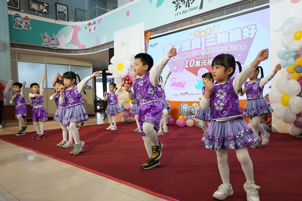 孩子是寶、三胎最好!雲林縣推萬寶龍計畫 張麗善:第三胎加碼至10萬 17 孩子是寶、三胎最好!雲林縣推萬寶龍計畫 張麗善:第三胎加碼至10萬 16