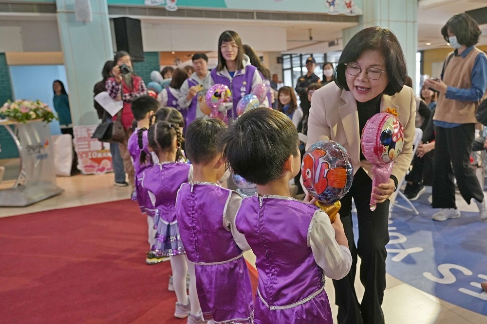 孩子是寶、三胎最好!雲林縣推萬寶龍計畫 張麗善:第三胎加碼至10萬 19 孩子是寶、三胎最好!雲林縣推萬寶龍計畫 張麗善:第三胎加碼至10萬 18