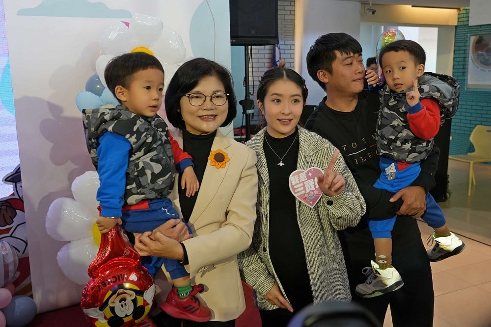 孩子是寶、三胎最好!雲林縣推萬寶龍計畫 張麗善:第三胎加碼至10萬 15 孩子是寶、三胎最好!雲林縣推萬寶龍計畫 張麗善:第三胎加碼至10萬 14