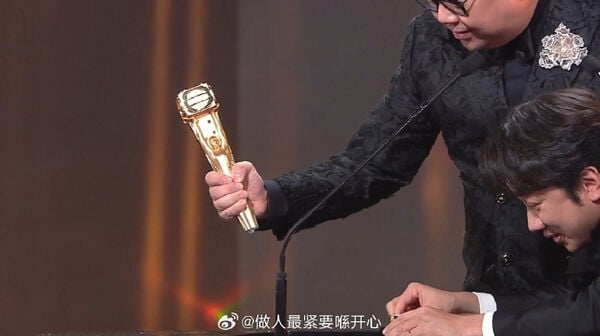 林盛斌首奪最佳男主持太激動 台上敲斷獎座成萬千星輝名場面