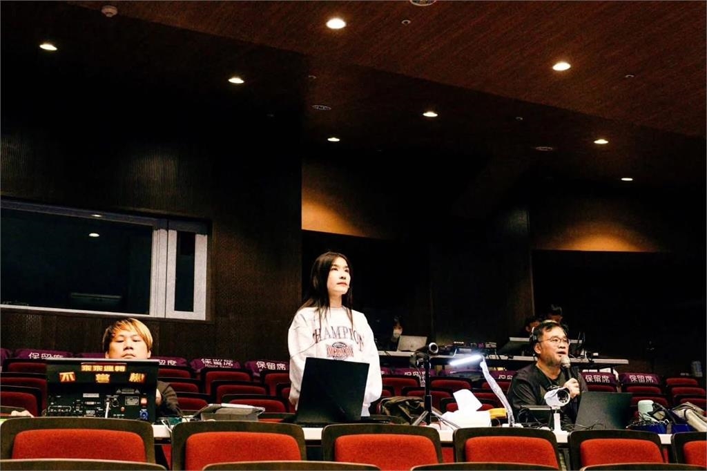 小嫻深夜慟曝母逝！急奔醫院悲痛道別⋯忍喪母之痛完成演出：媽我完成了