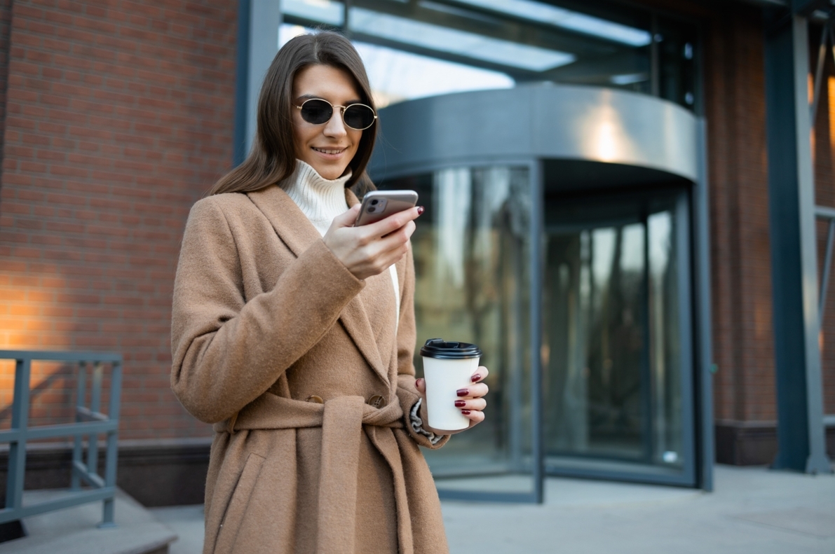 maxi coat實用性很高，也可以穿自己的長大衣去搭機，用自己的衣服當被子比較自在。圖/123RF圖庫