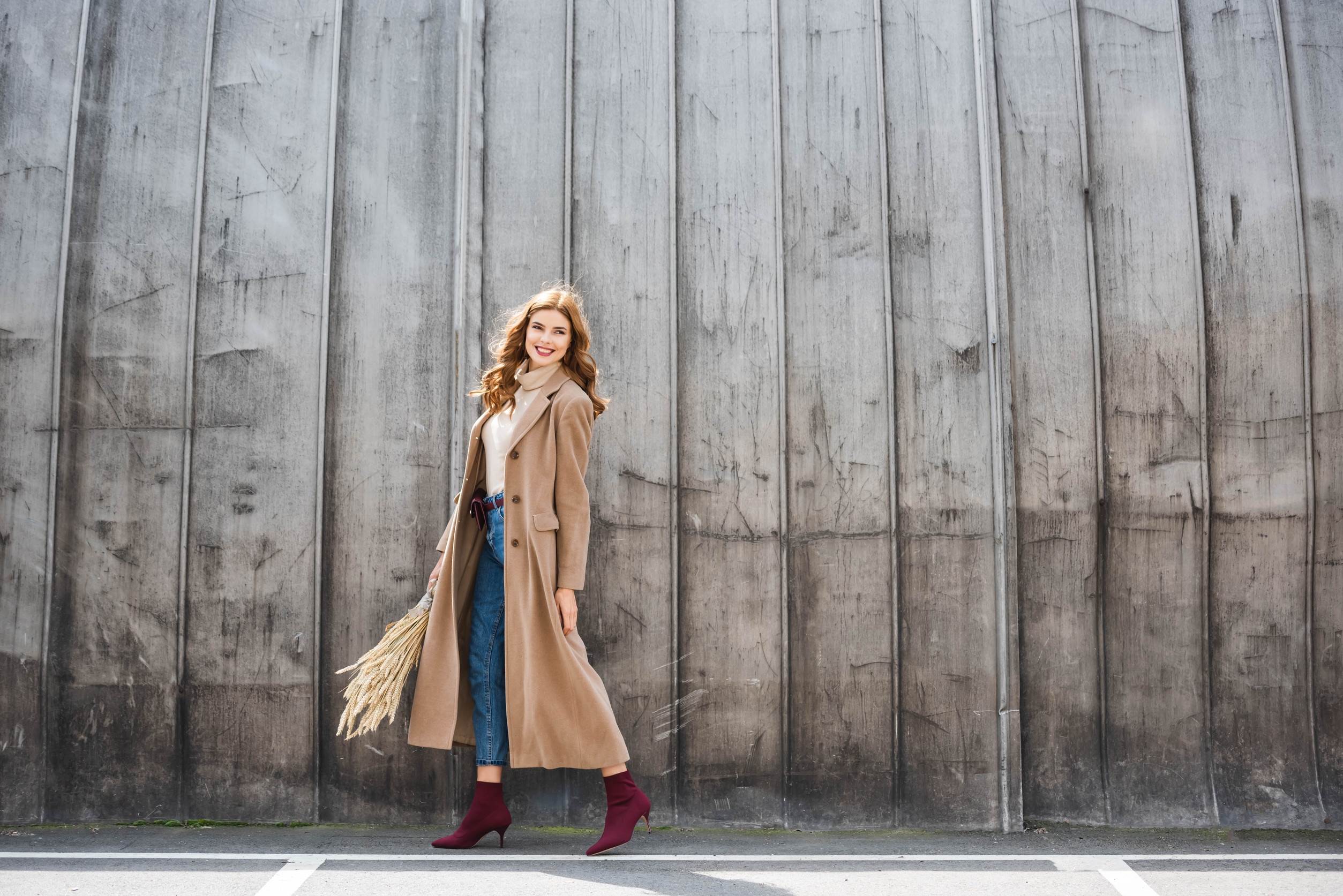 長大衣最基本的穿法是把它當成外層，搭配一件高領毛衣和直筒褲或緊身牛仔褲。圖/123RF圖庫