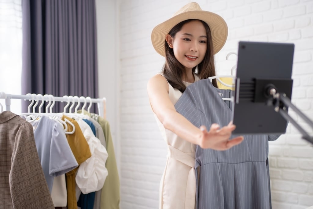 像是做兼職網紅,斜槓在30–40歲女性之間流行,並不是因為大家突然都很有企圖心,而是因為風險意識變強了。圖/123RF圖庫