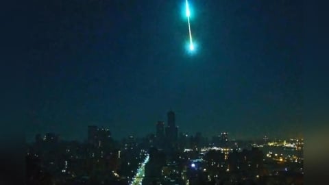 超巨火流星清晨照亮高雄天空5秒　3個「4K鏡頭君」同時直擊