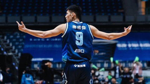 籃球(影)/投籃二刀流!海神唐維傑「特殊左右開弓」逐步克服「失憶症」感動全網