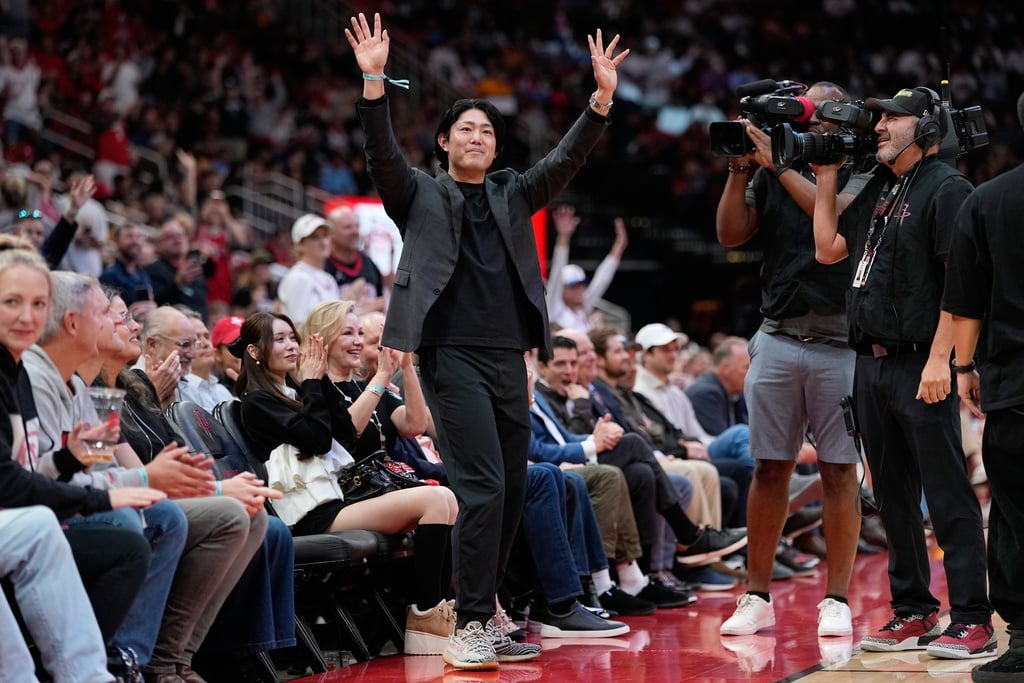 NBA(影)／今井達也看NBA火箭比賽！高舉「H-Town」手勢受到球迷熱烈歡迎