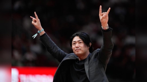NBA(影)/今井達也看NBA火箭比賽!高舉「H-Town」手勢受到球迷熱烈歡迎