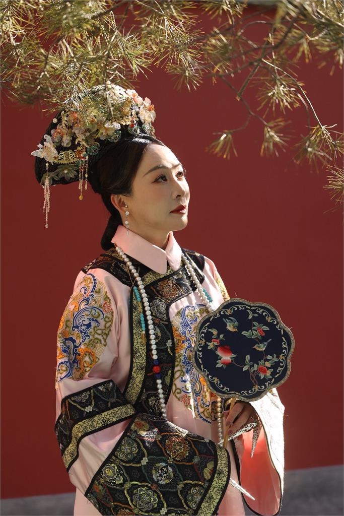連戰二媳婦路永佳古裝照驚豔網友!自曝滿族血統,網友:皇后娘娘吉祥