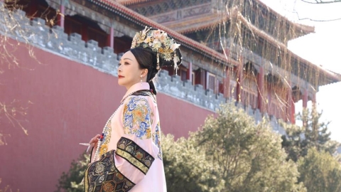 國民黨大佬兒媳自爆「滿族」血統！紫禁城穿旗服發文「格格⮕皇后」