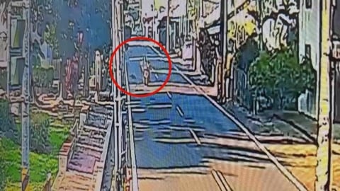 上班途中驚見天外飛鴨！　屏東騎士遭「突襲」險摔車