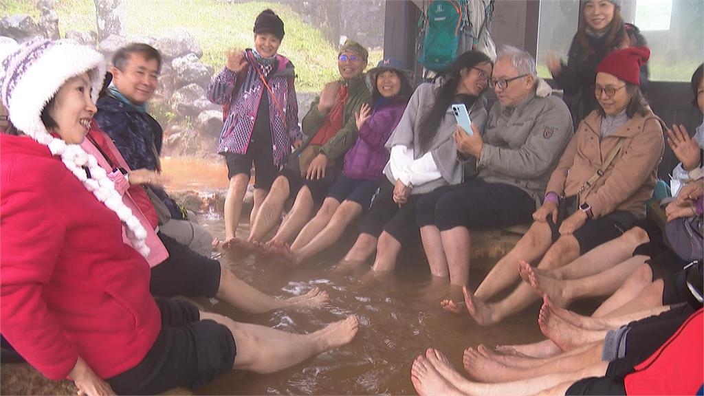 冷到被「封印」！　年輕人熱血衝陽明山　「冷到下不來」