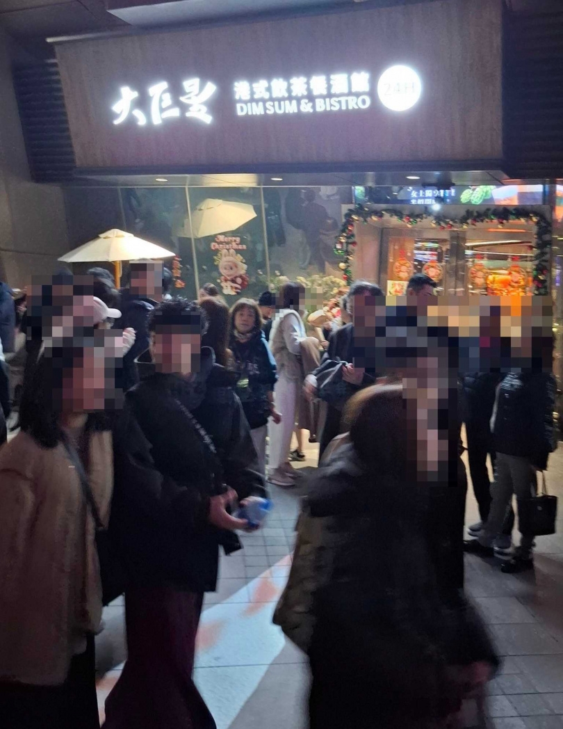 不少粉絲一眼就認出氣質依舊、凍齡有成的蔡媽，紛紛上前要求合照。（圖／讀者提供）