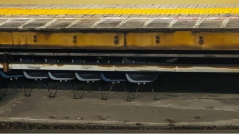 月台下藏整排藍椅！網笑稱「朱自清爸爸休息區」　台鐵幽默回應了