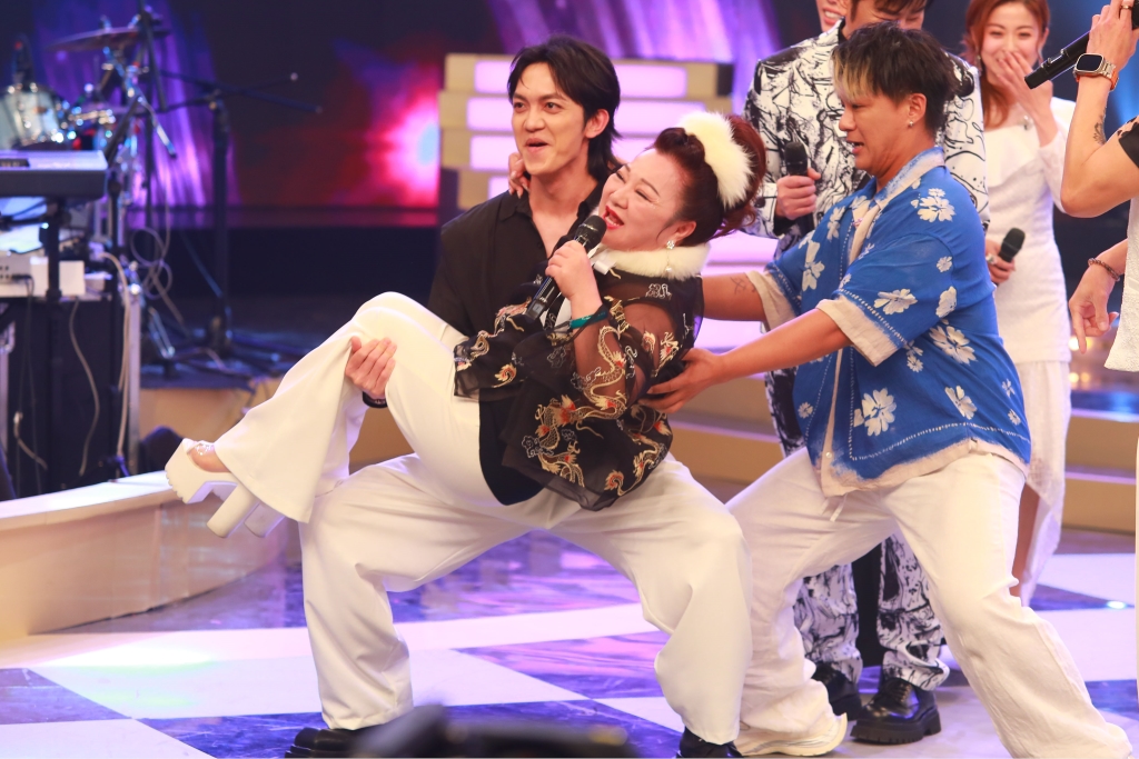 《超級冰冰Show》郭忠祐錄影突「臉色發白」 身體前傾險倒下嚇壞全場