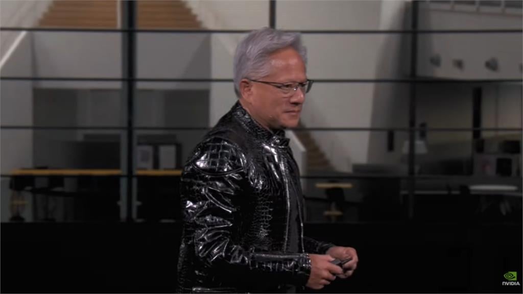 黃仁勳標配升級!披「鱷魚皮」現身CES 宣告全球正式跨入「物理AI時代」