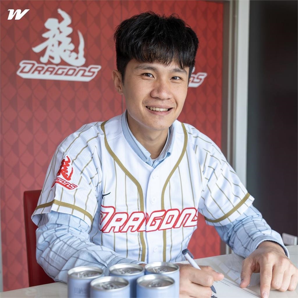 中職(影)／「土虱」正式龍袍加身！味全龍完成4位戰力外選手簽約