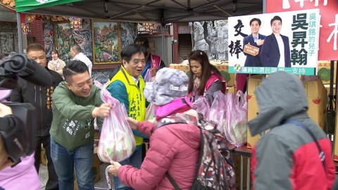挺菜農！吳琪銘攜兒吳昇翰　買８千顆高麗菜免費發放