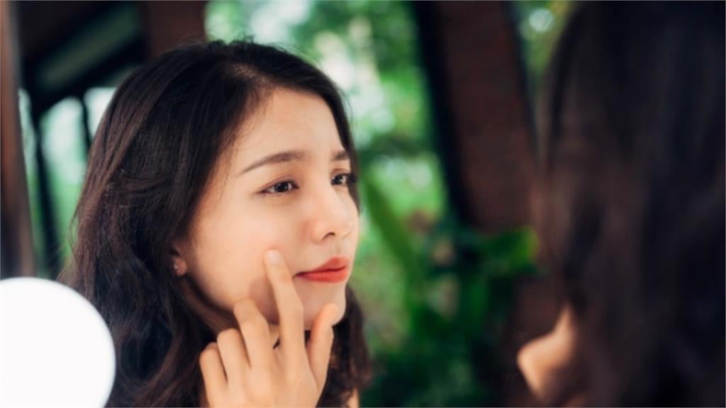 冬天狂洗熱水澡暖身是「皮膚凶手」?醫師曝「這動作」恐害身體乾癢、脫屑