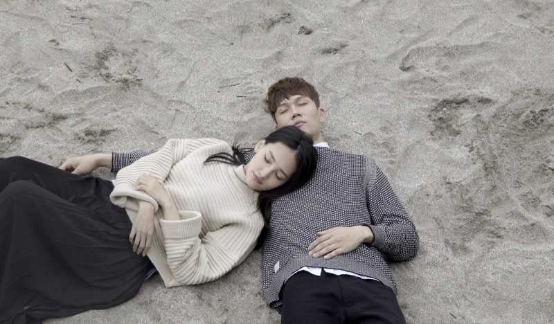 小玉與林映唯因拍攝〈一萬小時〉MV擦出愛。(圖/報系資料照/相信音樂提供)