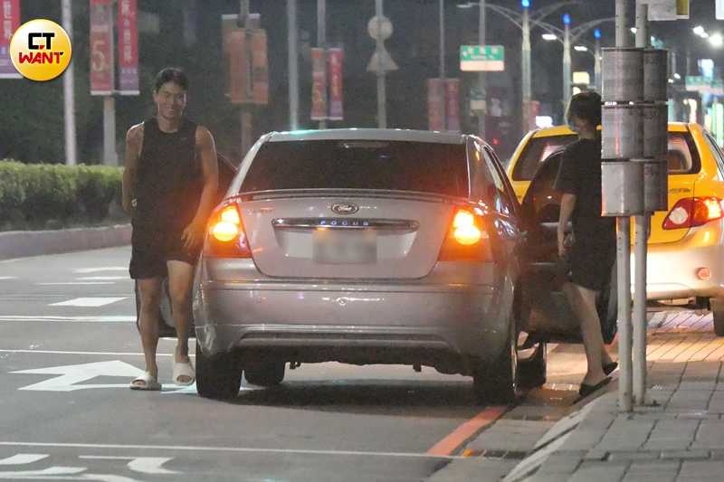 林家佑與賴Ki在2022年曾被拍到車上獨處溫馨接送。（圖／本刊攝影組）
