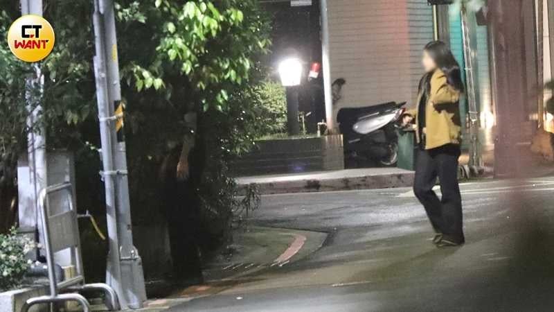 一名女子抵達，與小玉走進酒吧。（圖／本刊攝影組）