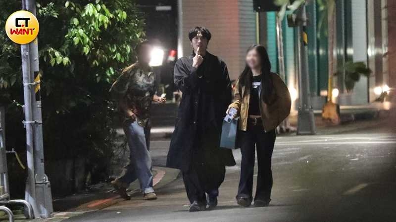 小玉與女子走出酒吧保持著微妙的距離。（圖／本刊攝影組）