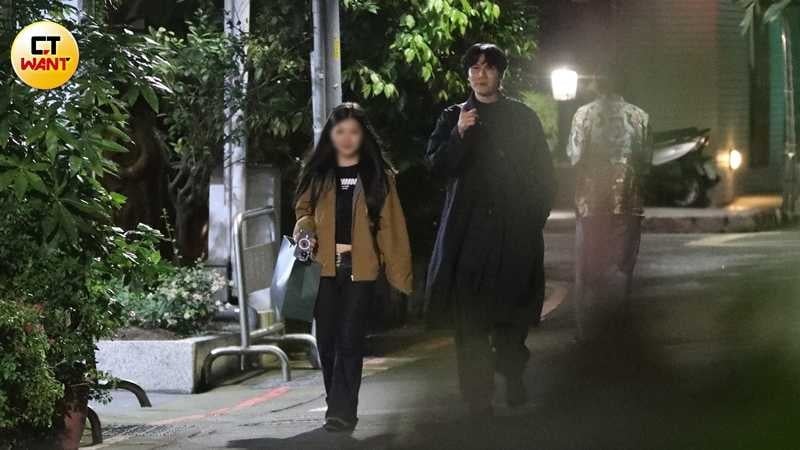 雖然沒有親密互動，但小玉跟女子的氣氛看起來相當不錯。（圖／本刊攝影組）