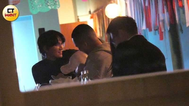 小玉的慶生聚會一直延續到早晨，耐力相當持久。（圖／本刊攝影組）