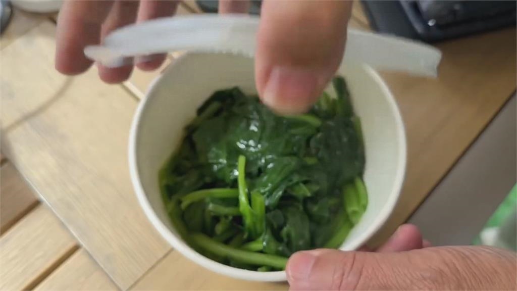 鼎泰豐高雄店外帶菠菜　竟有蝸牛泥土痕跡