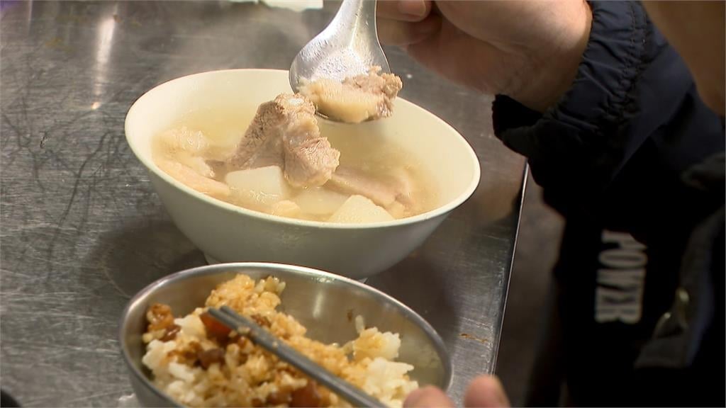 天冷熱食夯！　超狂海陸麵線一天賣破400碗　60年排骨湯熬六大鍋才夠賣