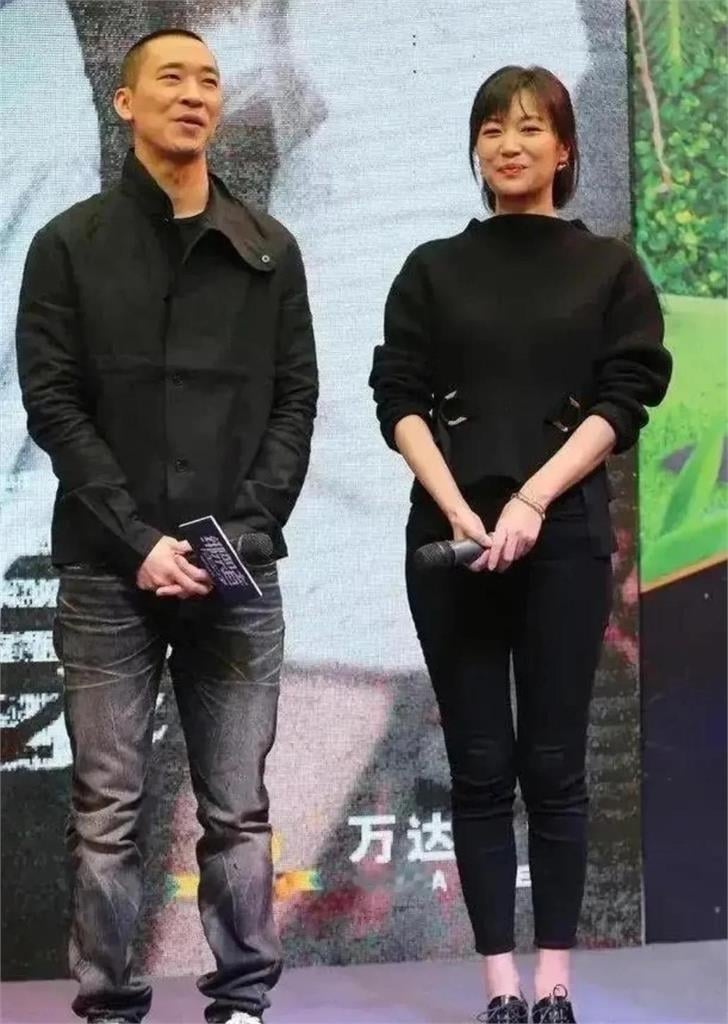 街頭毛帽男「揹著博美狗」本尊竟是黃立行！消失樂壇16年「51歲反差近況」流出