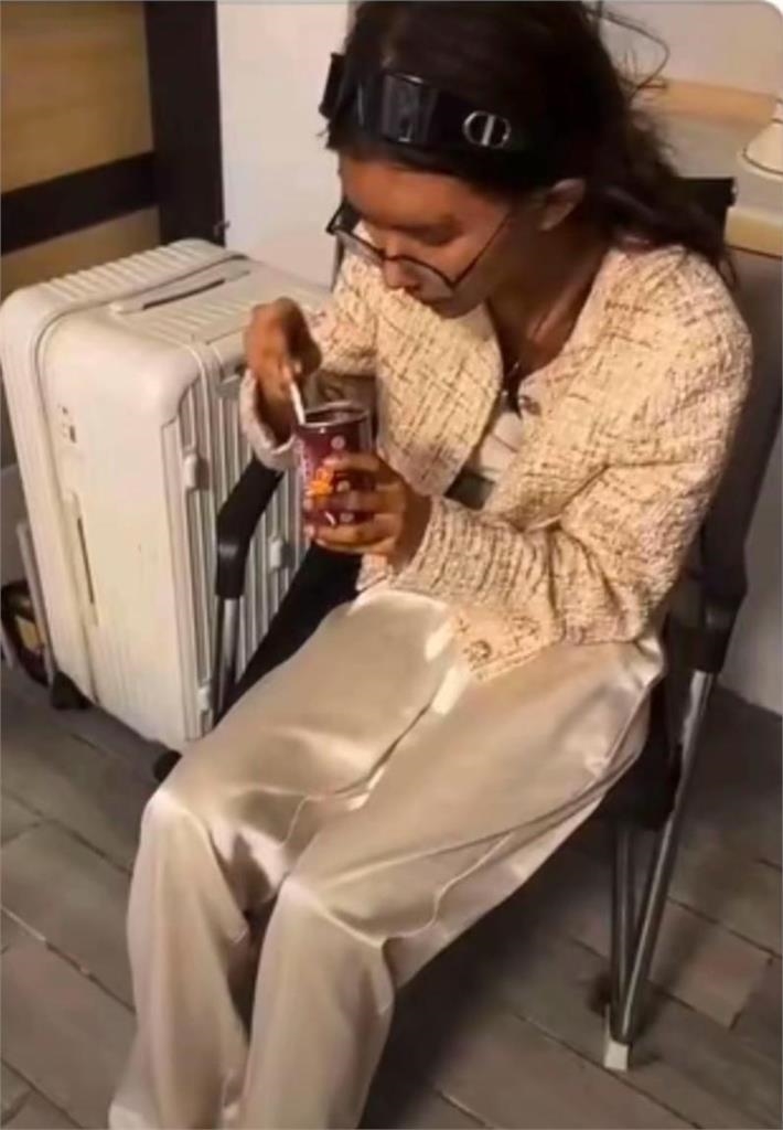 20歲女網紅遭斷腿丟包柬埔寨！網見她吃「八寶粥」曝暗黑內幕：牙被拔光