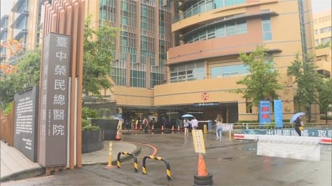 遭爆「無照醫療廠商執刀」醫生一旁納涼！中榮「態度大轉彎改口」發聲回應了