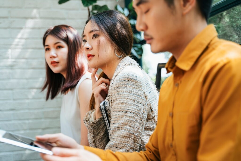 雖然你們也會一起出去聚會，但那只是責任感，不會有深刻的交流。圖/123RF圖庫
