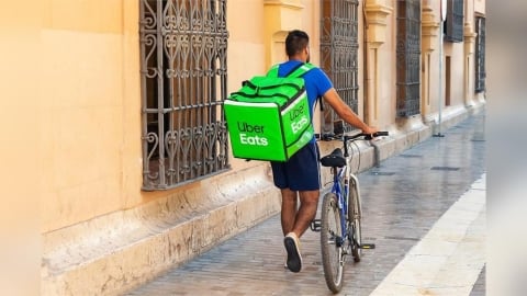 外送專法三讀通過　每單報酬保底45元　兩大平台：恐牽動產業與消費成本