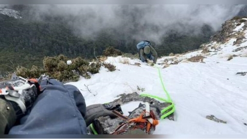 獨攀品田山險成悲劇!新籍男子冰崖受困命懸一線 衛星求救器助力