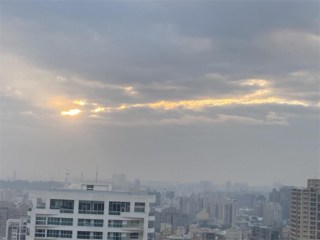 70歲苦苓凌晨自揭病痛!臉書曝「連滾帶爬」看日出:這就是我的一線光明