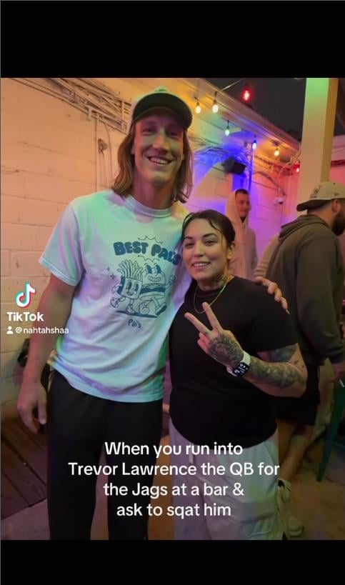 NFL(影)/酒吧裡遇到明星四分衛你會要求什麼?女球迷竟背他做深蹲