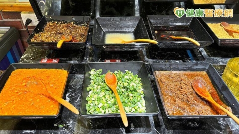 國人無沾醬不歡！醫列5大醬料傷腎　不只高鈉「這些成分」也要留意