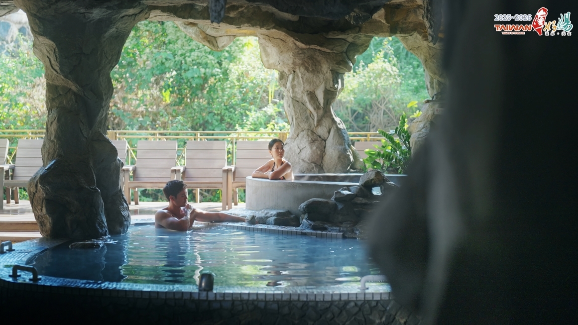 泡湯結帳用多元支付，輕鬆旅遊又永續，智慧環島就是這麼簡單。圖/花東縱谷國家風景區管理處提供